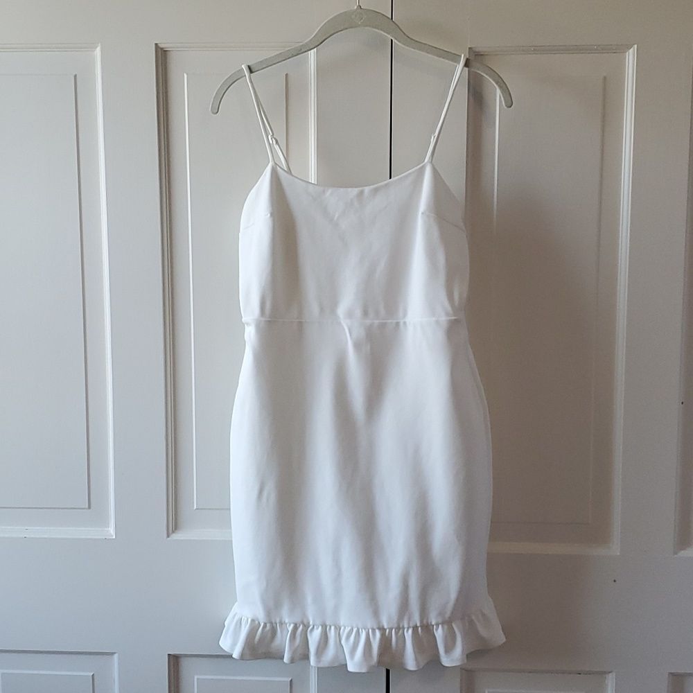 LULUS WHITE KNIT SPAGHETTI STRAP SHEATH DRESS RUFFLE BOTTOM SIZE MEDIUM SUMMER